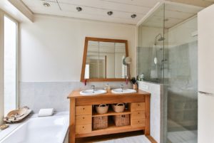 Biała łazienka z drewnem- inspiracje na aranżacje. 