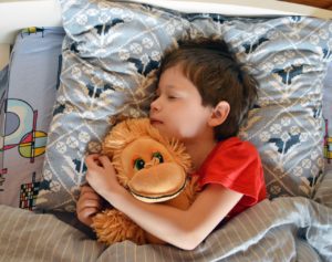 Łóżko domek – wygodne spanie i atrakcja dla dziecka