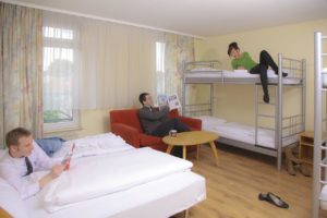 Kiedy postawić na łóżko piętrowe dla dorosłych?
