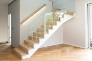 Jakie schody drewniane do mieszkania? Pomysły i inspiracje