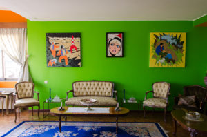 Zielona ściana w salonie – klasycznie czy w zgodzie z naturą?