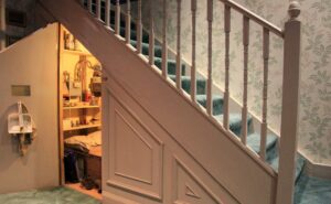 Schowek pod schodami – pomysły na aranżację przestrzeni pod schodami
