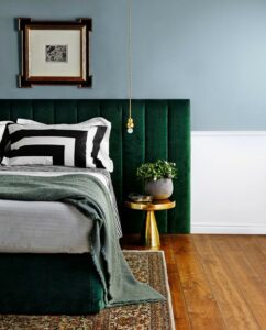 Sypialnia w kolorze butelkowej zieleni – czy to dobry pomysł?