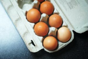 Gdzie wyrzucać opakowania po jajkach? Segregacja śmieci