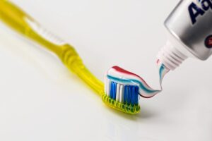 Gdzie wyrzucać puste tubki po paście do zębów? Segregacja śmieci