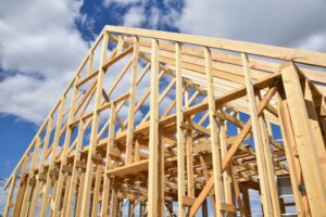 Drewno budowlane: zastosowania i korzyści