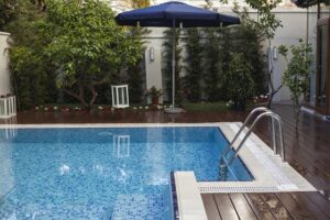 Odkurzacze do czyszczenia basenów: zalety i ceny