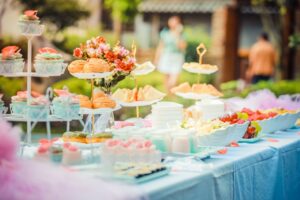 Praktyczne i stylowe stoły cateringowe – klucz do sukcesu Twojego eventu